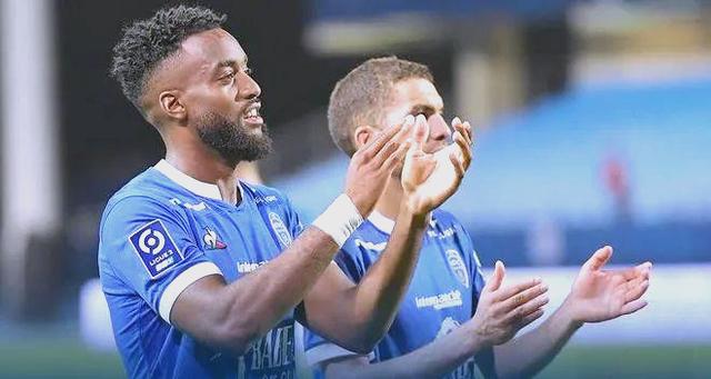 尼斯球队在比赛中展现出团队合作精神，赢得心仪比赛的简单介绍