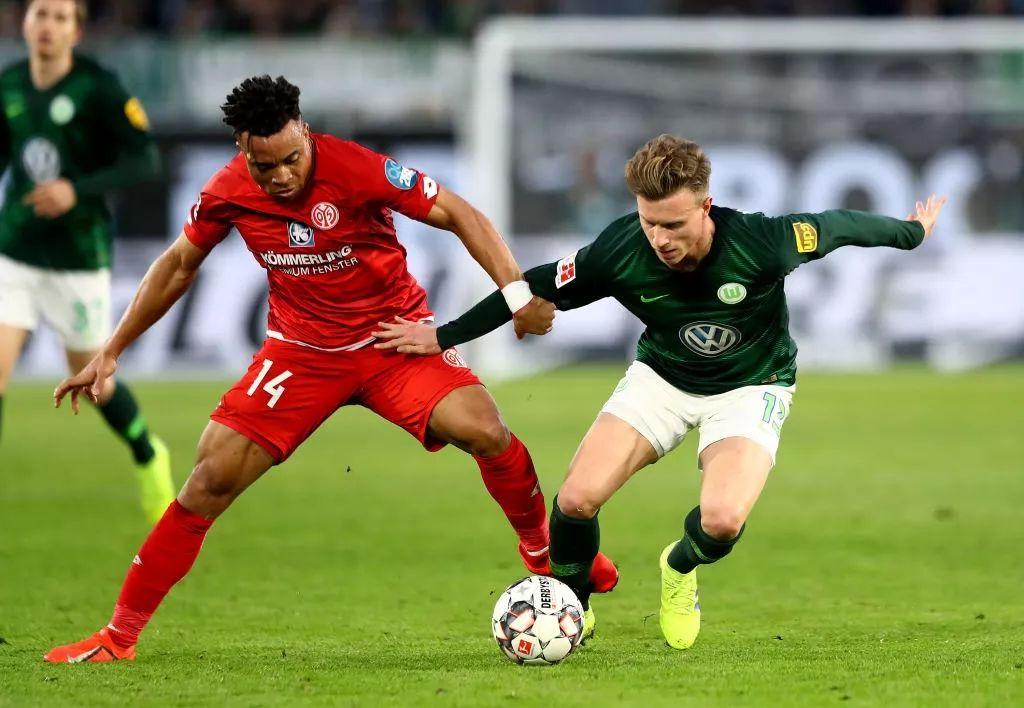 包含沃尔夫斯堡主场轻松获胜，迅速攀升积分的词条