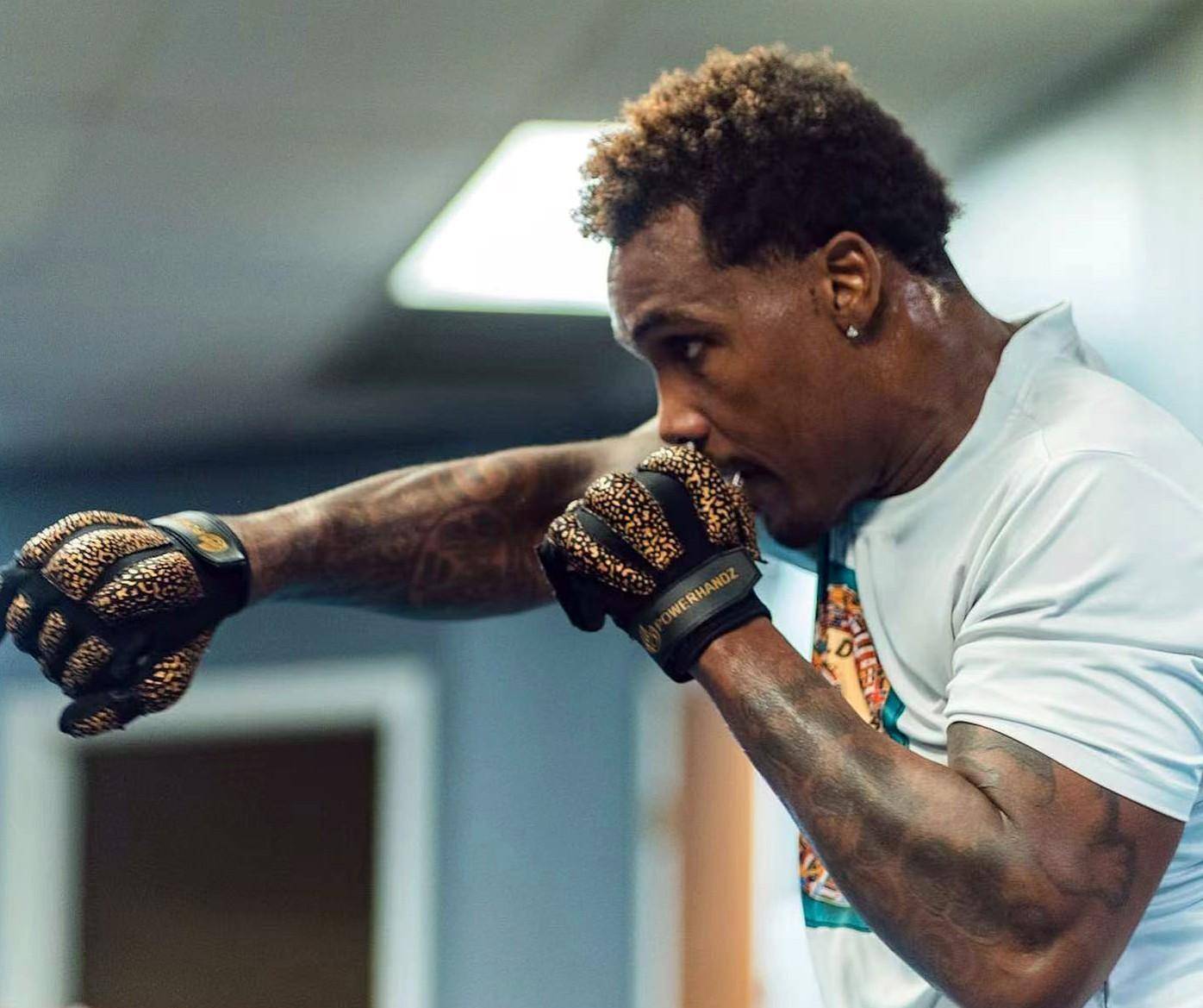 英国选手在拳击比赛中击败对手