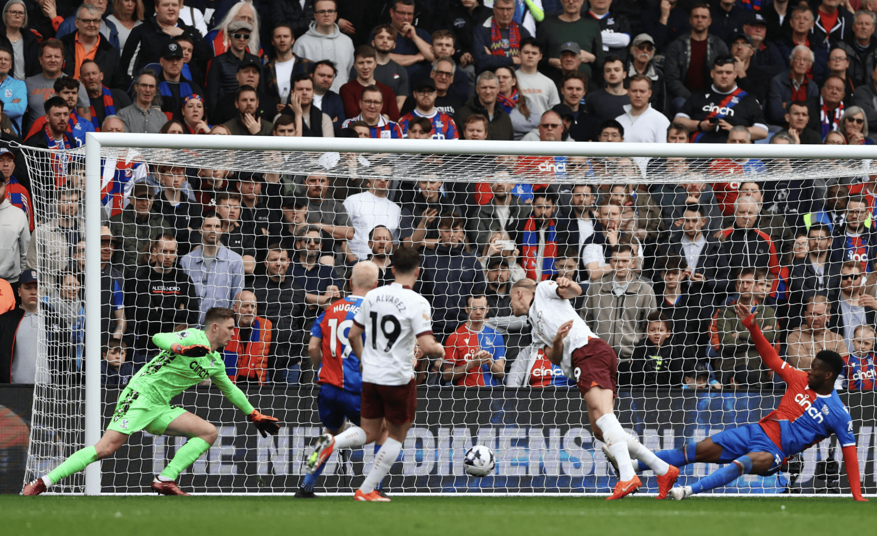 包含曼城突围切尔西，战胜对手重返领先位置的词条