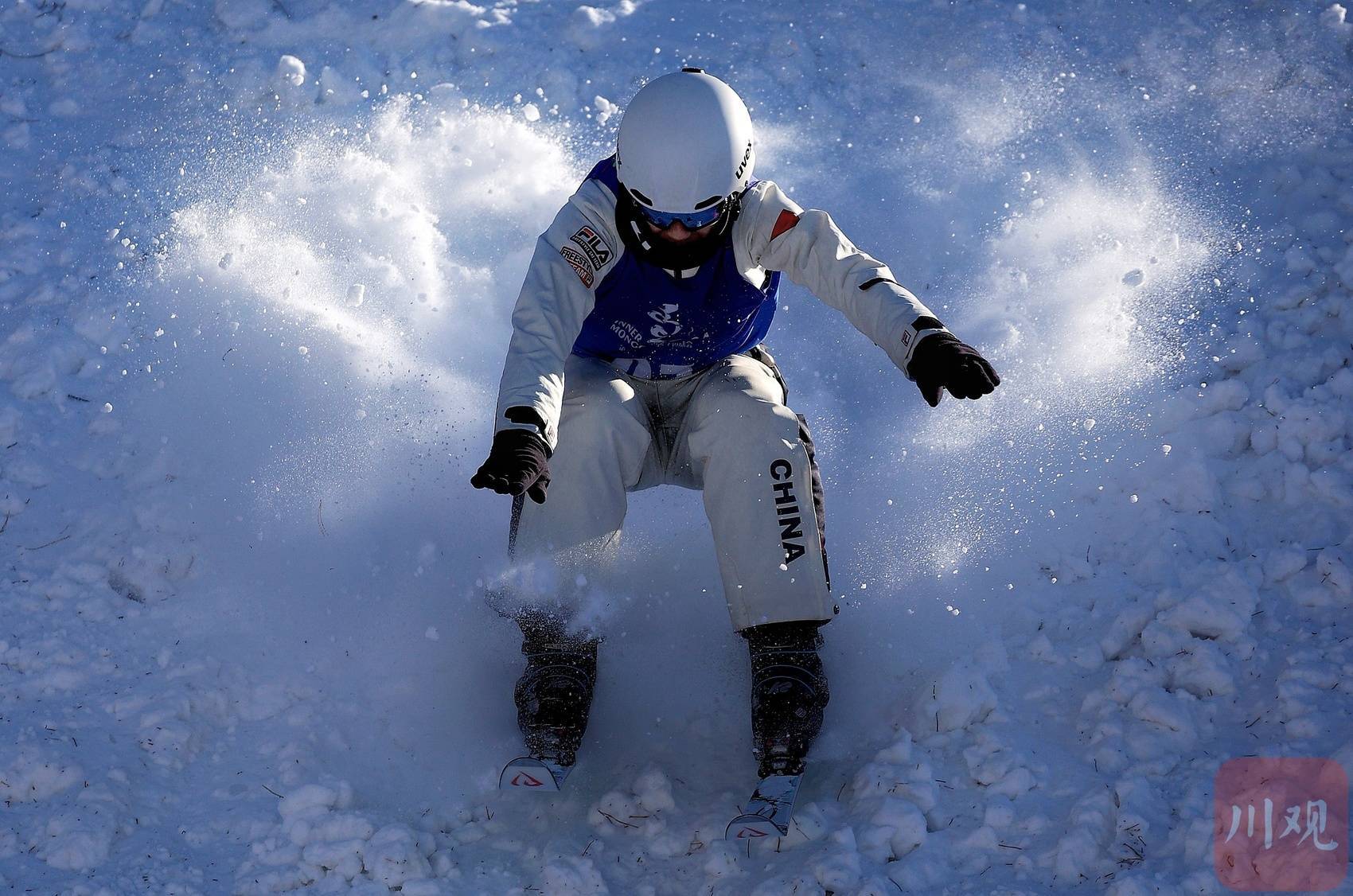 雷火电竞简介-高空挑战！滑雪选手高空腾飞取得胜利的简单介绍