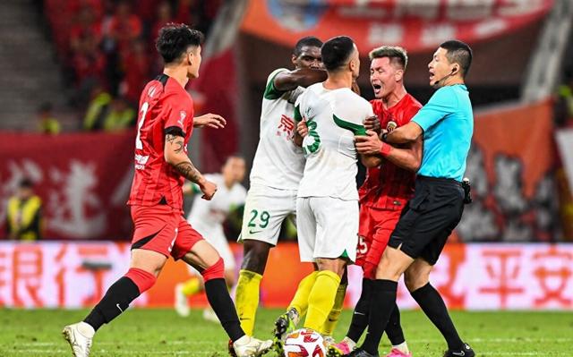 雷火电竞入驻-双方球队争夺胜利，比赛场面激烈火爆