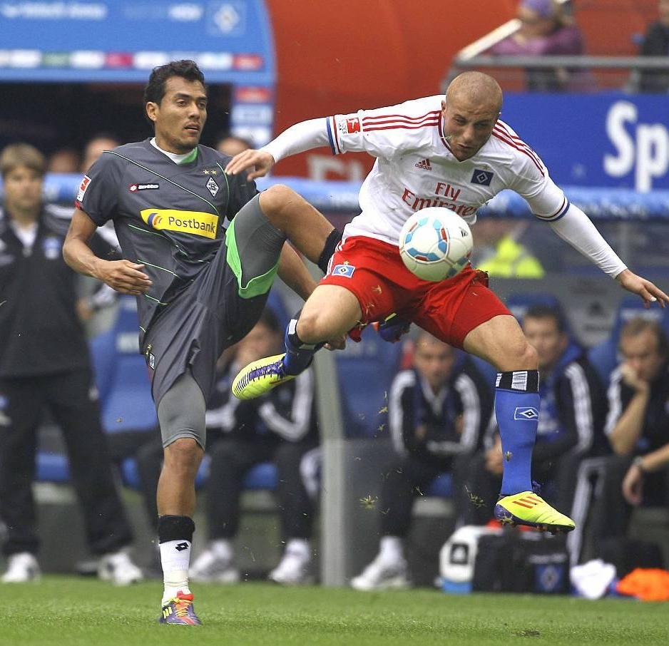 帕尔马中场在比赛中遭遇红牌，球队不利