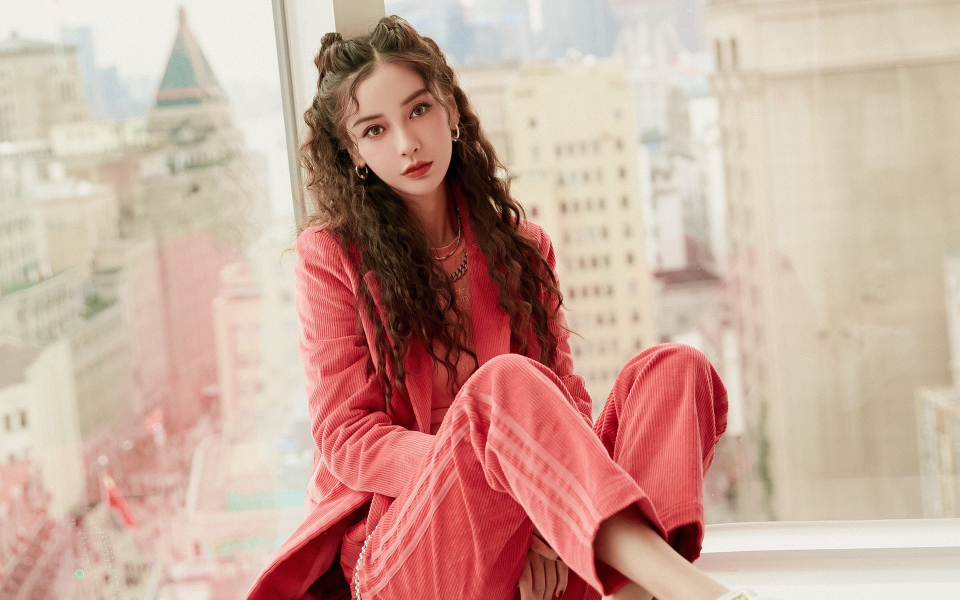 夜幕下的街道王者,马克斯·维斯塔潘统治F1夜赛全场