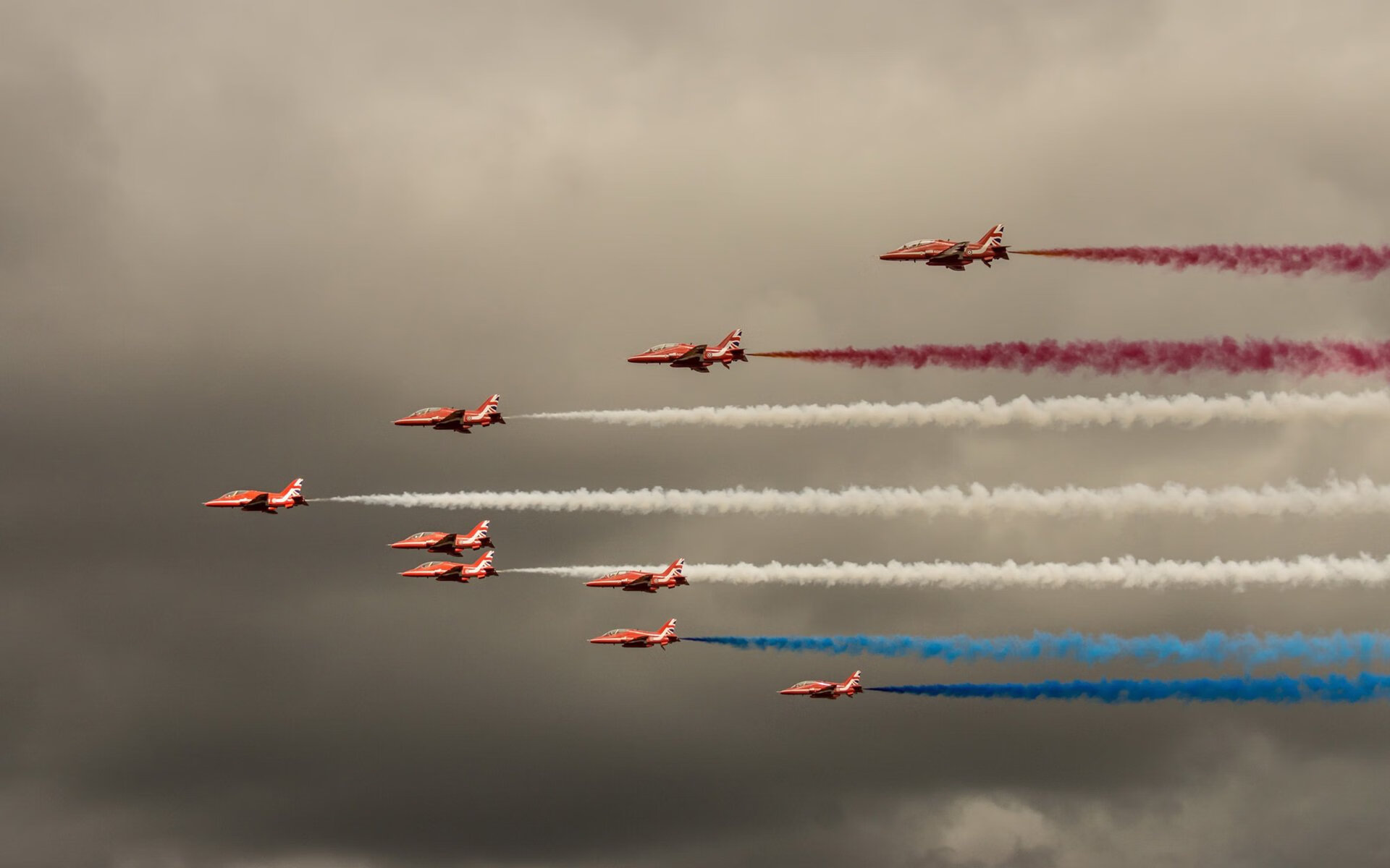 雷火电竞-灯塔照破迷航夜，战车碾碎玫瑰梦—范戴克统治级爆发引领勒沃库森踏平皇家社会